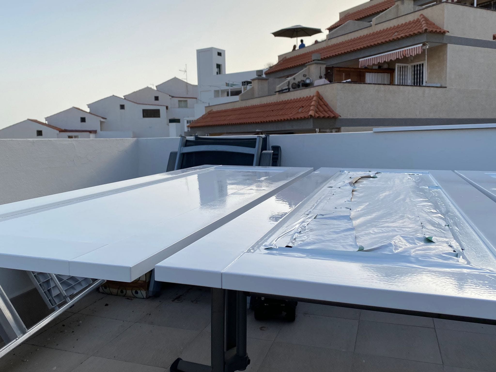 Puerta de madera en Tenerife antes y después del lacado: de pintura vieja a acabado blanco satinado impecable
