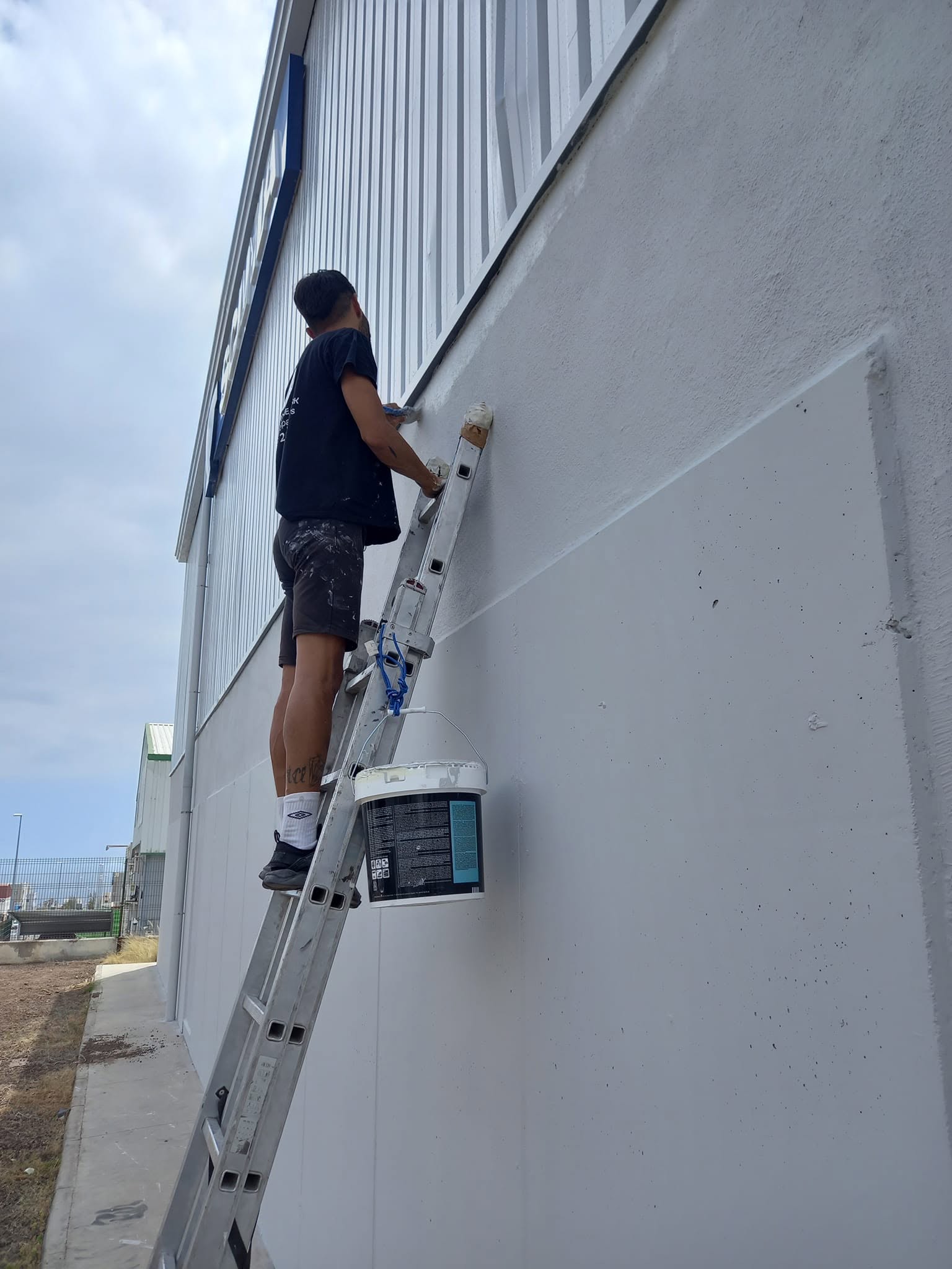 Fachada de edificio en Tenerife antes y después de pintar: de pintura deteriorada a acabado limpio y uniforme