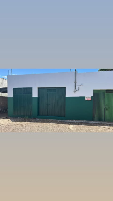 Garaje en Tenerife antes y después de pintar: de paredes grises y suelo deteriorado a espacio limpio y ordenado