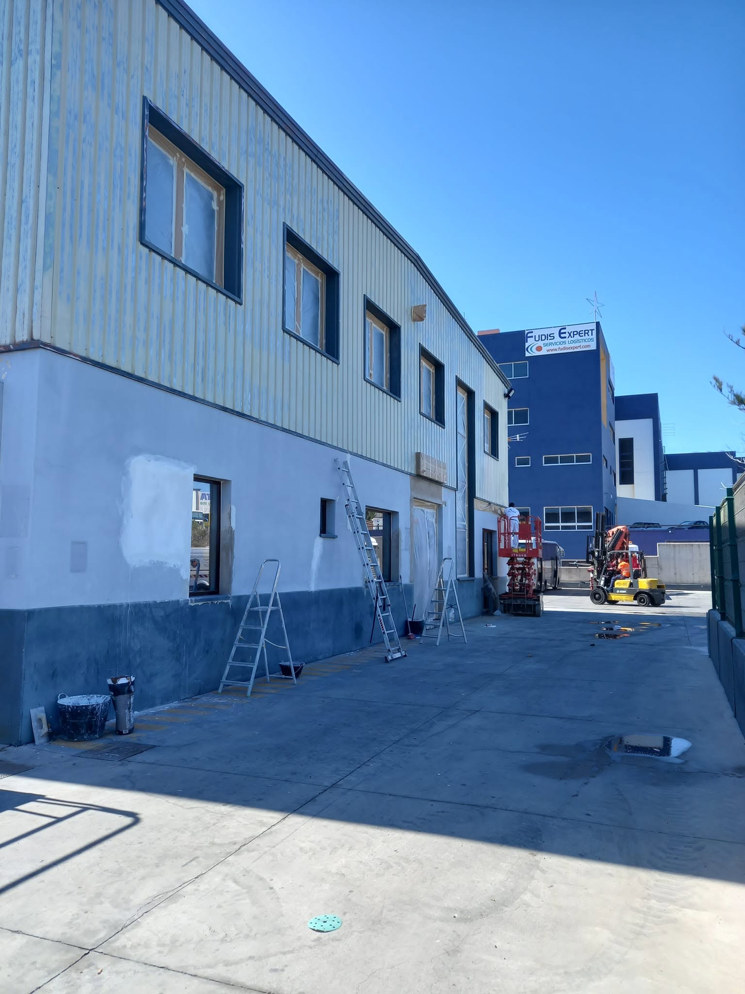 Terraza y balcón en Tenerife antes y después de pintar: de pintura deteriorada a acabado renovado y protegido